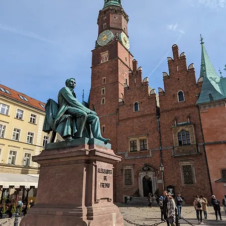 3-bedroom In Town Square Apartment Breslau