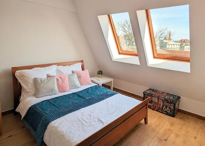 3-bedroom In Town Square Apartment *